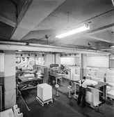 Män i arbete vid maskin på pappersbruket Papyrus i Mölndal, 8/9 1970.