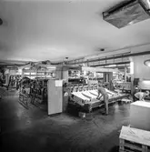 Man i arbete vid maskin på pappersbruket Papyrus i Mölndal, 8/9 1970.