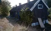 Torpställe som har tillhört familjen Werlin utefter Streteredsvägen vid Risås backe (fastighet Backen) cirka 1980. Baksidan av den gamla ladugården som senare blev ombyggd till sommarbostad. Till höger Streteredsvägen. 
Relaterat motiv: A1711.