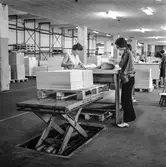 Kvinnor i arbete med att sortera papper på pappersbruket Papyrus i Mölndal, 8/9 1970.