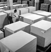 Man i arbete i lager på pappersbruket Papyrus i Mölndal, 8/9 1970.