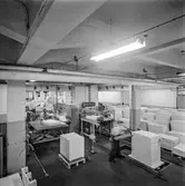 Män i arbete vid maskin på pappersbruket Papyrus i Mölndal, 8/9 1970.