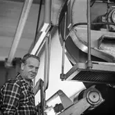 Anton Tingstedt i arbete vid maskin på pappersbruket Papyrus i Mölndal, 23/9 1970.