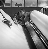 Anton Tingstedt i arbete vid maskin på pappersbruket Papyrus i Mölndal, 23/9 1970.