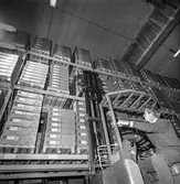 Man i arbete med truck i lager på pappersbruket Papyrus i Mölndal, 1/10 1970.