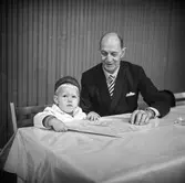 Fabriksvisning för Papyrus anställdas anhöriga. Pappersbruket Papyrus i Mölndal, 10/10 1970.