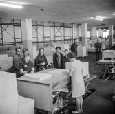 Fabriksvisning för Papyrus anställdas anhöriga. Pappersbruket Papyrus i Mölndal, 10/10 1970.