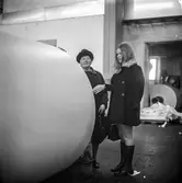 Fabriksvisning för Papyrus anställdas anhöriga. Pappersbruket Papyrus i Mölndal, 10/10 1970.