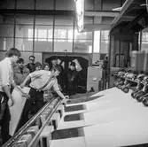 Fabriksvisning för Papyrus anställdas anhöriga. Pappersbruket Papyrus i Mölndal, 10/10 1970.
