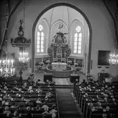 Utdelning av minnesgåvan vid pappersbruket Papyrus 75-årsjubileum. Mölndals kyrka, 31/10 1970.