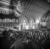 Utdelning av minnesgåvan vid pappersbruket Papyrus 75-årsjubileum. Mölndals kyrka, 31/10 1970.