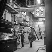 Papyrus direktör William Tibell och ingenjör Klas Kronkvist i panncentralen på pappersbruket Papyrus i Mölndal, 14/12 1970.