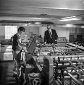 Papyrus direktör William Tibell och en fabriksarbetare står vid maskin på pappersbruket Papyrus i Mölndal, 14/12 1970.