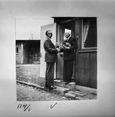 Pappersbruket Papyrus portvakt August Johansson vid avgång ur tjänst. Papyrus i Mölndal, 30/9 1955.