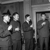 Pappersbruket Papyrus får besök av en kinesisk handelsdelegation. Villa Papyrus i Mölndal, 24/9 1971.