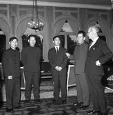 Pappersbruket Papyrus får besök av en kinesisk handelsdelegation. Villa Papyrus i Mölndal, 24/9 1971.