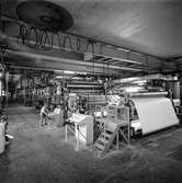 Man i arbete vid maskin på pappersbruket Papyrus i Mölndal, 22/1 1974.