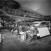 Man i arbete vid maskin på pappersbruket Papyrus i Mölndal, 22/1 1974.