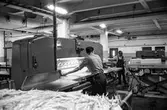 Män i arbete vid skärmaskin på pappersbruket Papyrus i Mölndal, hösten 1970. Byggnad 18 eller 19.