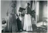 Sala sn, Sala kn, Jugansbo.
Två kvinnor renar mjölk, 1908.