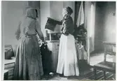 Sala sn, Sala kn, Jugansbo.
Två kvinnor renar mjölk, 1908.