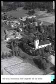 Flygfoto av kyrkan med Lindgården, Tärna, Kumla