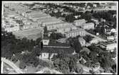 Flygfoto över Köpings kyrka med Ekenstallar, Köping.