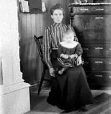 MOR MED BARN I KNÄT.