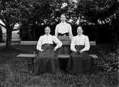 FRÖKEN MARIA DAHL STÅENDE OCH FRU ZETREUS TILLSAMMANS MED OKÄND KVINNA.