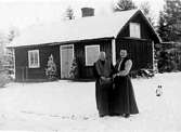 TVÅ KVINNOR FRAMFÖR ETT HUS