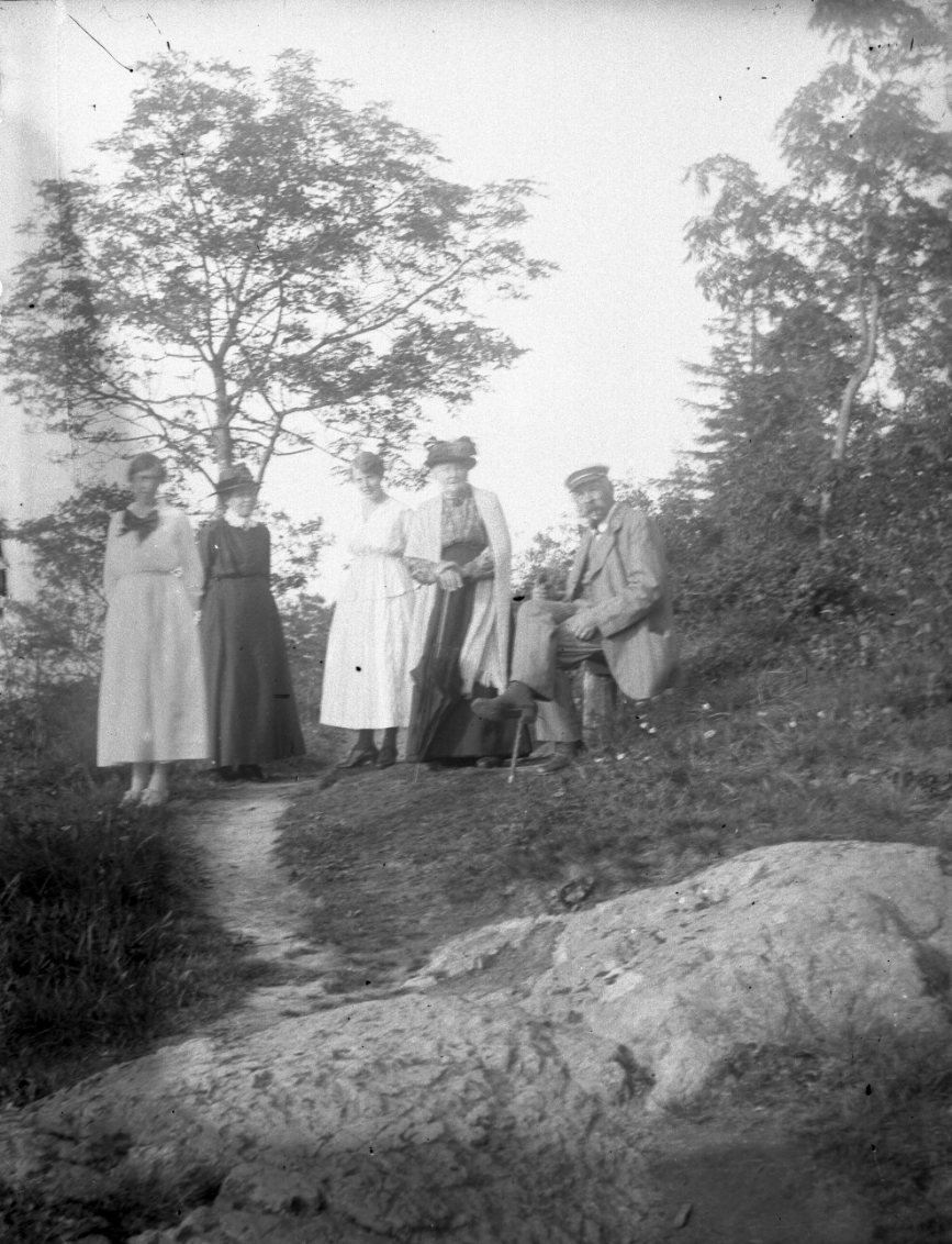 Hedvig Mathilda Allard, Group image with four women and a man with hat and cane sitting on a bench. They are on a wooded mountain skull. From left probably Stina Rythén, Berta Bergin, Karin Rythén and Anna Maria and Alexis. The latter two are the in-laws of Berta and grandparents of Stina and Karin.