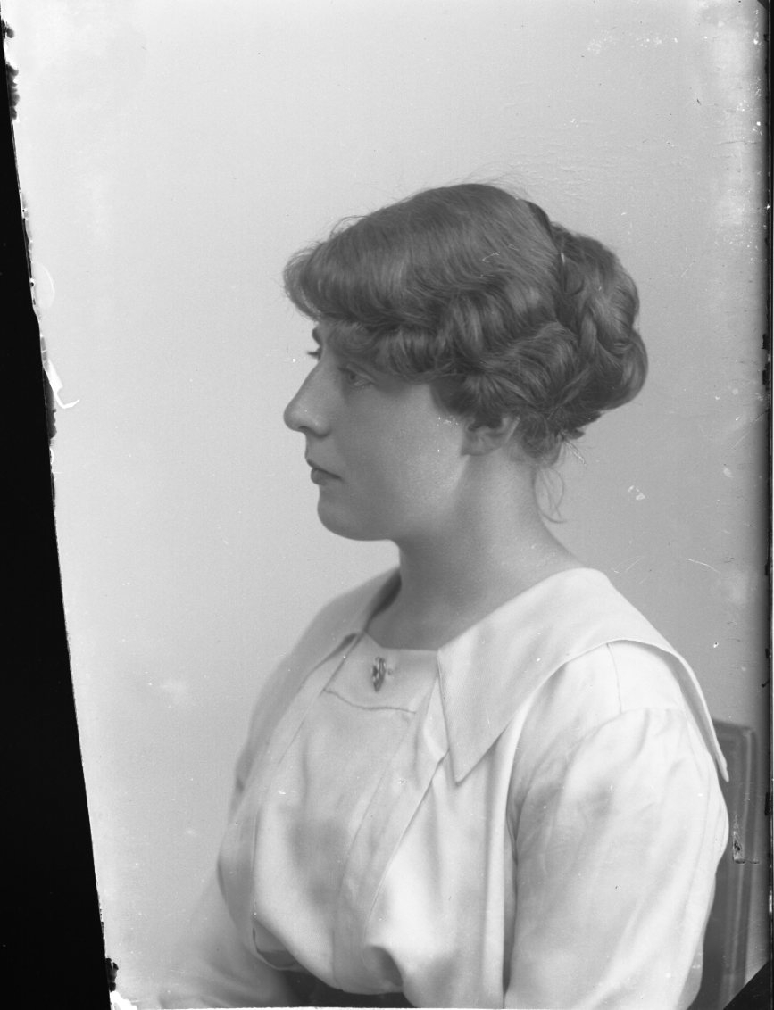 Hedvig Mathilda Allard, Porträtt av ung kvinna i ljus blus, troligen Karin Rythén.