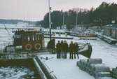 En gruppbild framför MS GREB i Stavsnäs vinterhamn.
