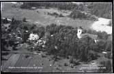 Flygfoto över Rytterne kyrka och Rytterne skola.
