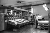 Män i arbete vid maskin på pappersbruket Papyrus i Mölndal, hösten 1970. KM 2 klipp. Byggnad 6.