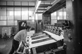 Man i arbete vid maskin på pappersbruket Papyrus i Mölndal, hösten 1970. Maskinens bredd var 3,65 m, renskuret 3,6 m.