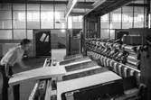 Man i arbete vid maskin på pappersbruket Papyrus, hösten 1970.