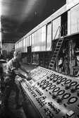 Man i arbete vid maskin på pappersbruket Papyrus i Mölndal, hösten 1970. Manöverpanel till PM 5, byggnad 9. Maskinen kom 1965. Mannen på bilden är Jörgen Jörgensen.