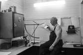 Man i arbete vid mätinstrument. Adolph Christiansson, gammal brottare, skånsk mästare. Jobbade som maskinförare. Kontrollerar papperets gramvikt. Byggnad 6, Papyrus, hösten 1970.