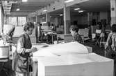 Kvinnor i arbete med att sortera papper på pappersbruket Papyrus i Mölndal, hösten 1970.
