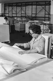 Kvinna i arbete med att sortera papper på pappersbruket Papyrus i Mölndal, hösten 1970.
