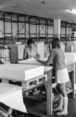 Kvinnor i arbete med risbindning av papper. Ett ris är en måttenhet som används vid paketering av papper - det anger antalet ark i papperspaketet. Det vanligaste är 500 ark. Pappersbruket Papyrus i Mölndal, hösten 1970.