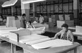 Kvinnor i arbete med att sortera papper på pappersbruket Papyrus, hösten 1970.