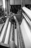 Man i arbete vid maskin på pappersbruket Papyrus i Mölndal, hösten 1970.