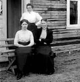 Sittande fr.v:
Ebba Bergman med sin mor Julia Bergman till höger.