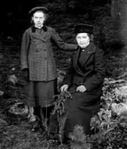 TVÅ DAMER UTE I SKOGEN.