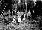 Ett arbetslag har rast vid skogsplantering i april 1913.