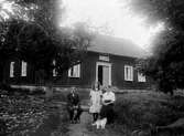 Gustav Karlsson med familj i trädgården i juni 1915.