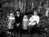 Familjen Hanna och Karl Wångberg.
Barnen från vänster:
Lilly, Margit och Märta.
En son, Jens, föddes 1919 och en dotter till, Ingrid, föddes 1920.