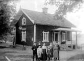 Sluss- o brovakt Gustav Larsson med hustru Maria och barnen Arvid, Olga, Gerd och Signe framför sin bostad 1916.